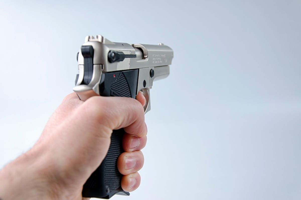 Mujer disparó dentro de una comisaría de policía: fue arrestada