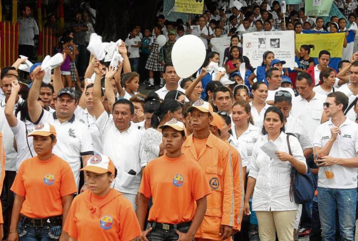 El alcalde de Ovejas, Edwin Mussy, estudiantes, docentes y comunidad en general clamaron porque aparezca Mayerlis.