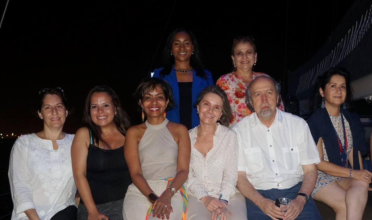 De pie: Shantanny Campbell y Doris Penoni; sentados: Niurka Cruz, Zulay Sánchez, Zully Salazar, Lina Rivas, Luis Villanueva y Diana Martínez.