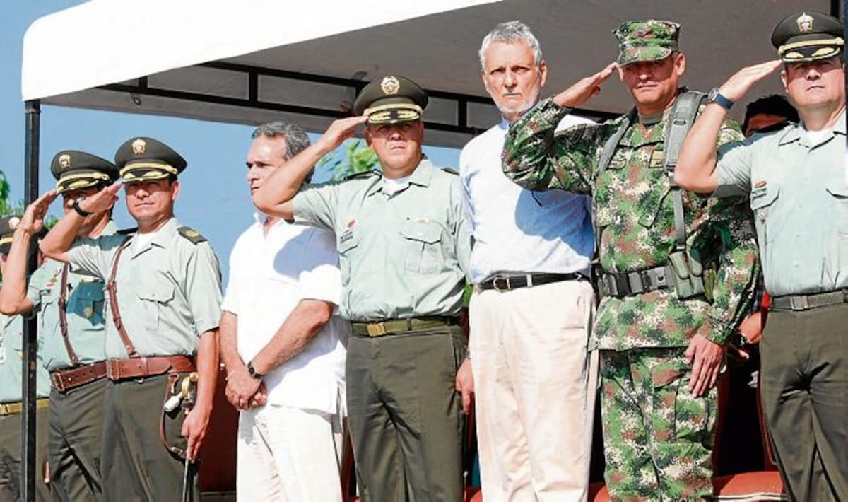 El gobernador de Sucre, Julio Guerra; el brigadier general Ricardo Restrepo; el alcalde de Sincelejo, Jairo Fernández; el nuevo comandante de la Policía, y director de la Escuela de Carabinero, Ramiro Pérez Manzano.