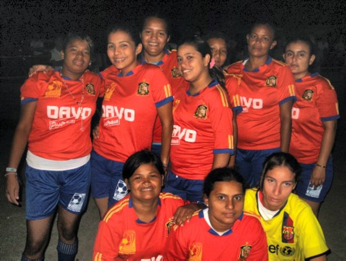 Equipo La Balsa, que hoy disputa la final del Torneo de Microfútbol Femenino de Sahagún.