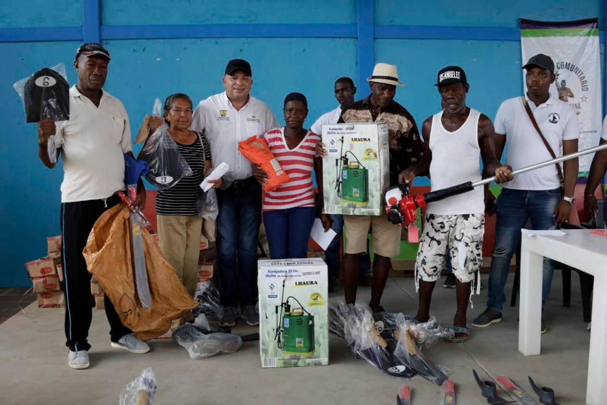 Pequeños productores de Palenque reciben insumos agropecuarios