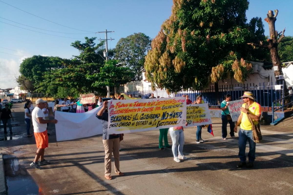 Bloqueo en El Socorro por mal estado de colegio Emiliano Alcalá