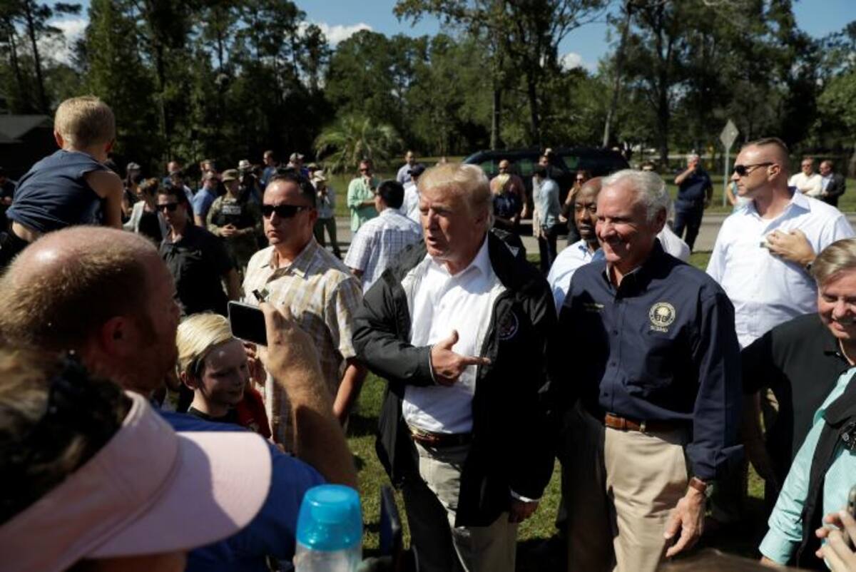 El mandatario prometió invertir "mucho dinero" y recursos en la reconstrucción de la región, aunque también generó polémica al interesarse por una zona donde posee un club de golf. AP.