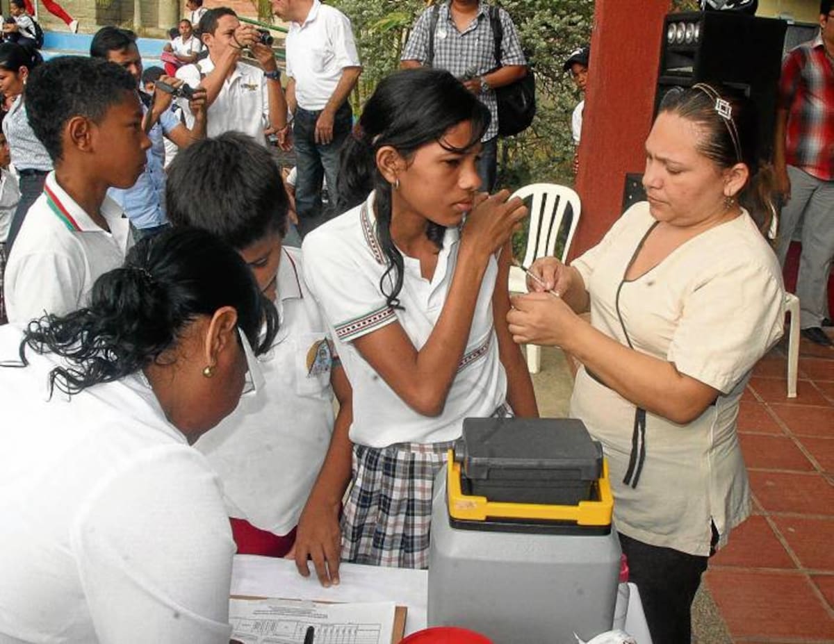 Los equipos de vacunación se han trasladado a las instituciones educativas para cubrir a la población objeto de jóvenes y adolescentes. CORTESÍA/