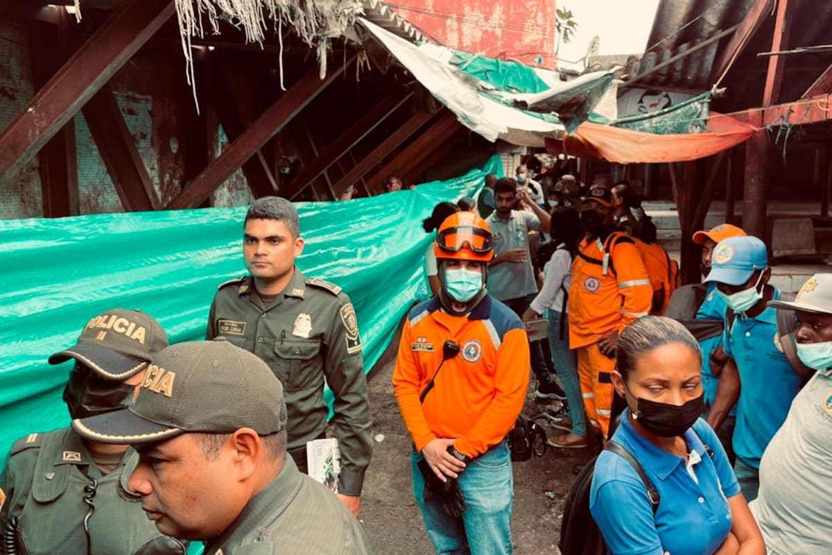 Con policías, sellan zona en riesgo del mercado de Bazurto