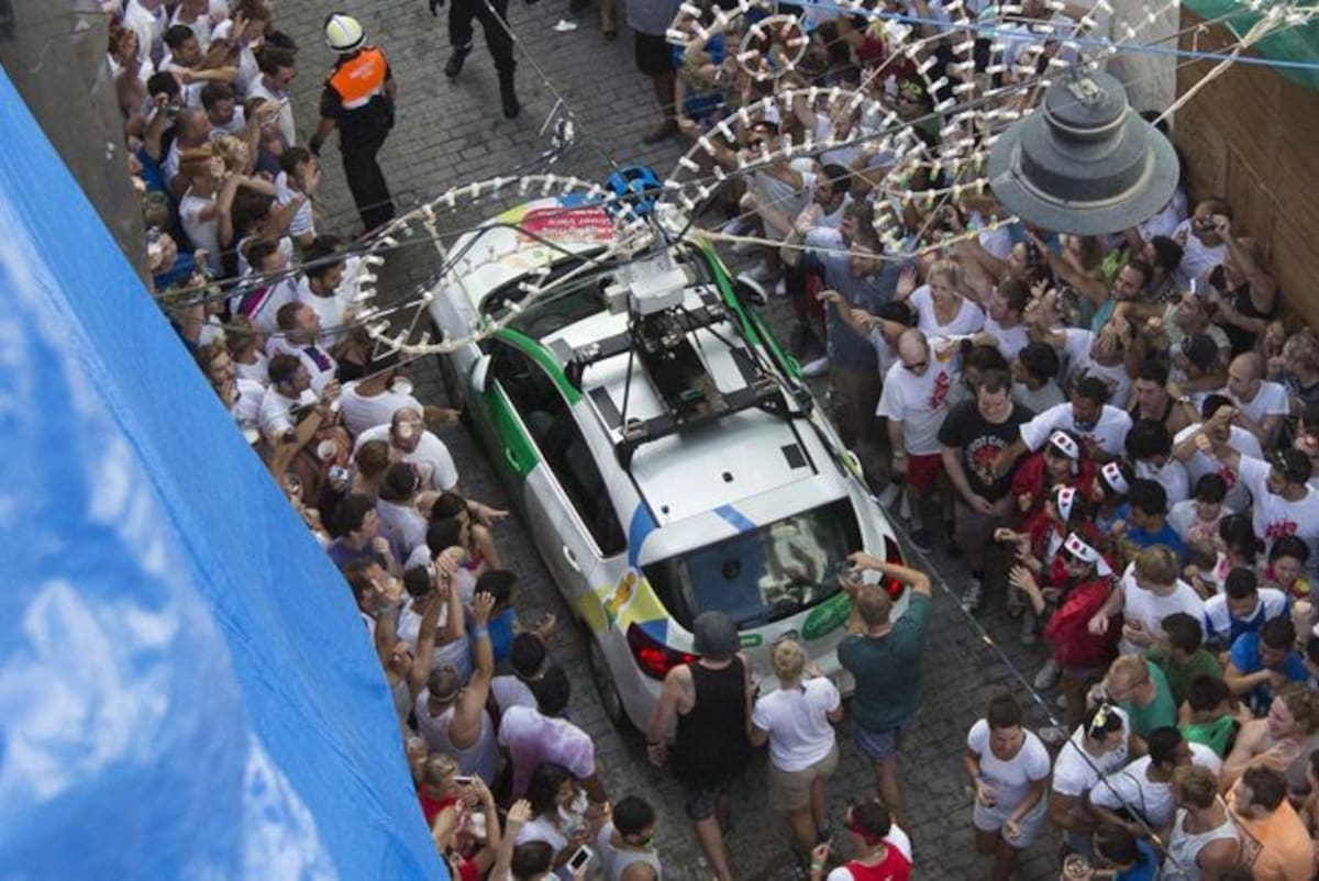 El carro de Google sufrió pocos daños. AFP