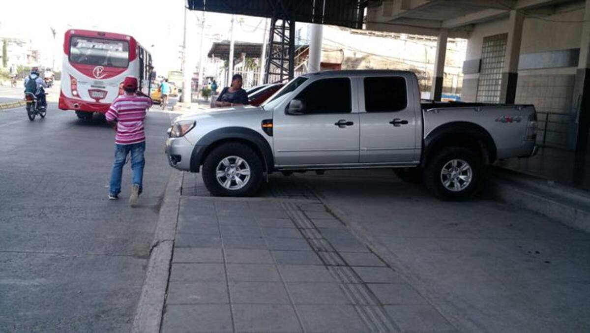 Los peatones denuncian que todos los días deben arriesgar su vida para cruzar por un anden, que se supone, es el sitio que se construye para garantizar la libre y segura movilidad de las personas. Reportero Ciudadano