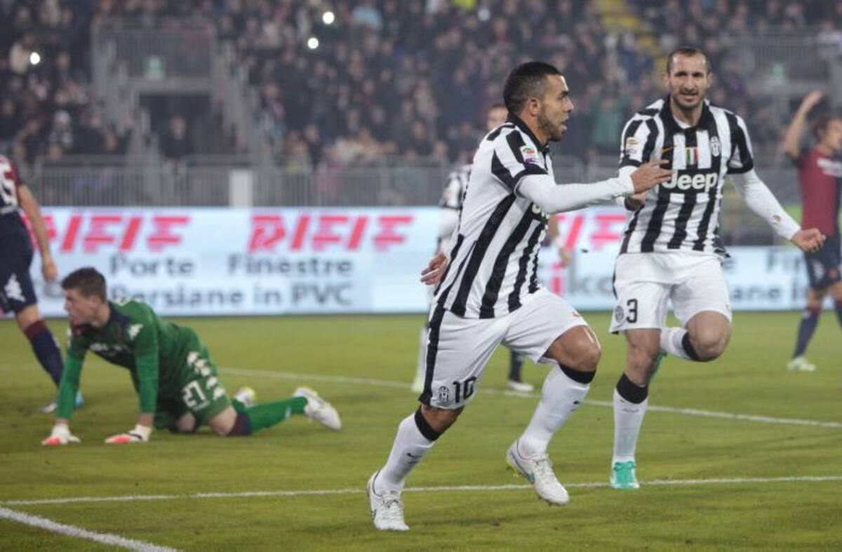 Giorgio Chiellini celebra un gol junto a Carlos Tevez. AP Daniela Santoni