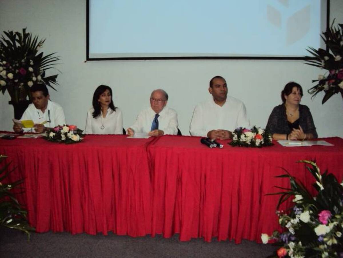 En el lanzamiento de derecha a izquierda, Fidel García Misas, Coordinador Local de PNUD Cartagena; Blanca Lucem Gutiérrez, coordinadora Escuela de Psicología Universidad del Sinù; Lázaro María Pérez Estarita, vicerrector Académico y Asesor Institucional Unisinú; Galo Lara Coronel, Director Escuela de Derecho Unisinú y María Vitale Consultora de Salud Cittadinanzattiva. Cortesía