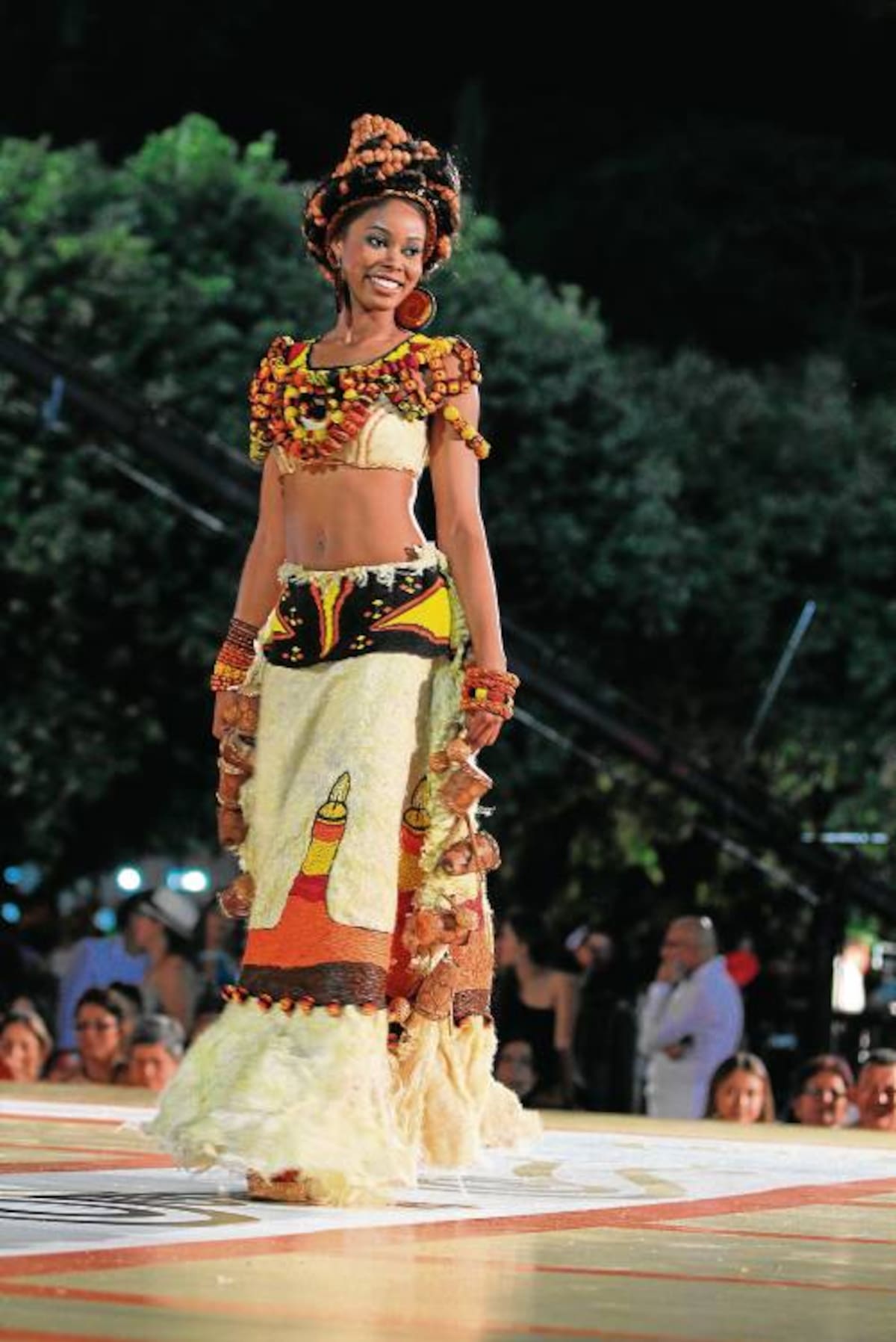 La candidata de Chocó, Edy Johana Asprilla Leudo, con su vestido Prende la Vela. Maruja Parra/ El Universal