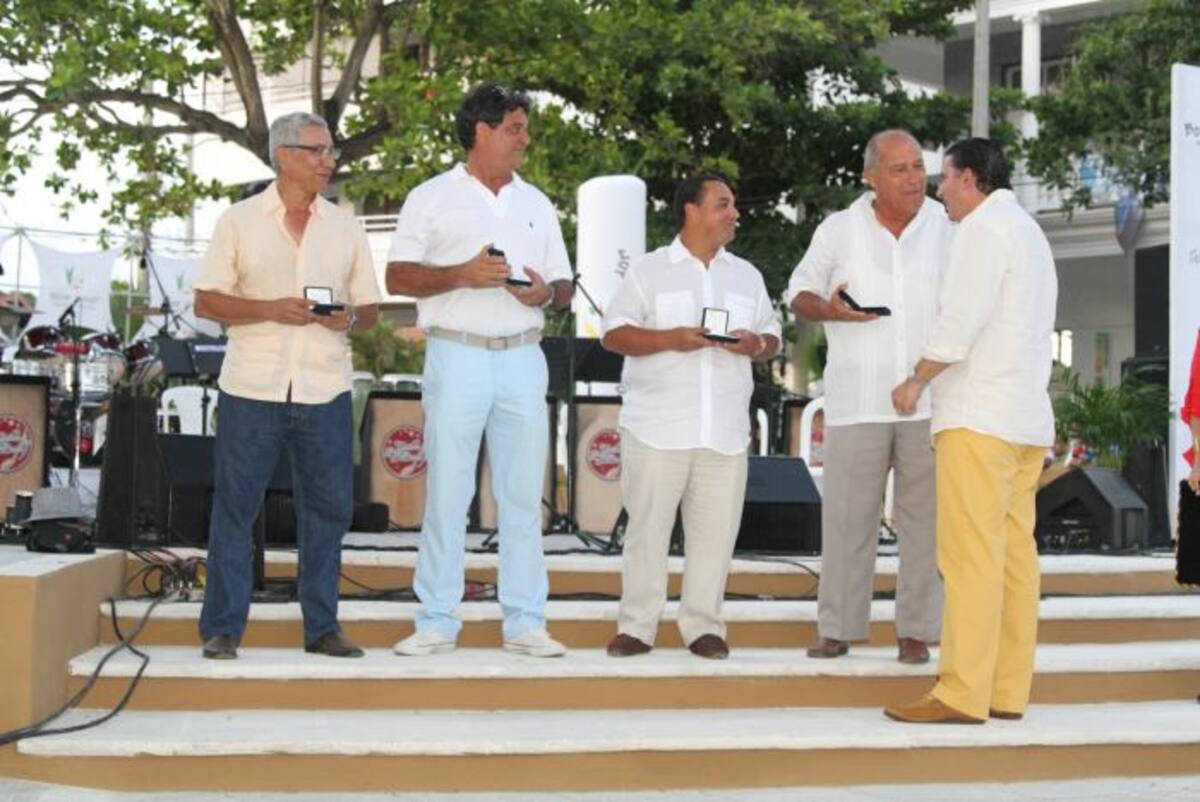 Los ciudadanos de Manga: César Fuentes Henao, Federico De La Rosa Echávez, Gabriel Vergara Lagos y Julio Romero Alandete, fueron distinguidos por el gobernador Juan Carlos Gossaín, por su empeño para recuperar el Parque Lácides Segovia, tal como en efecto se hizo.