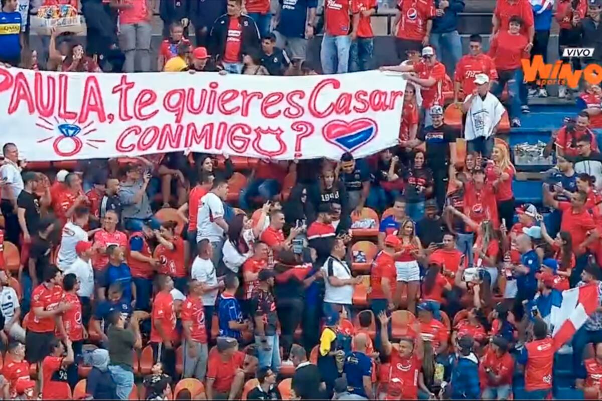 Video: Le pidió matrimonio en pleno partido de fútbol