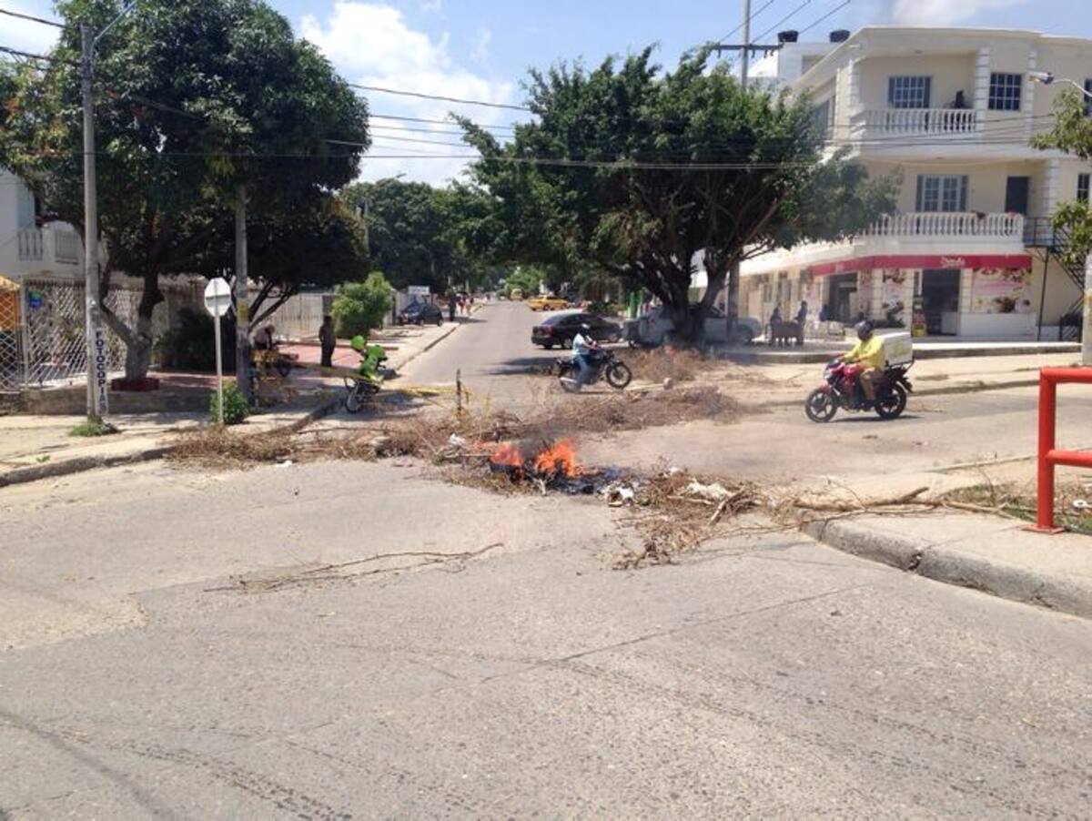 Los habitantes del barrio Blas de Lezo decidieron bloquear la vía principal del sector para protestar por la falta de energía que en algunas puntos llegó completa 12 horas. Ángel Martínez - El Universal