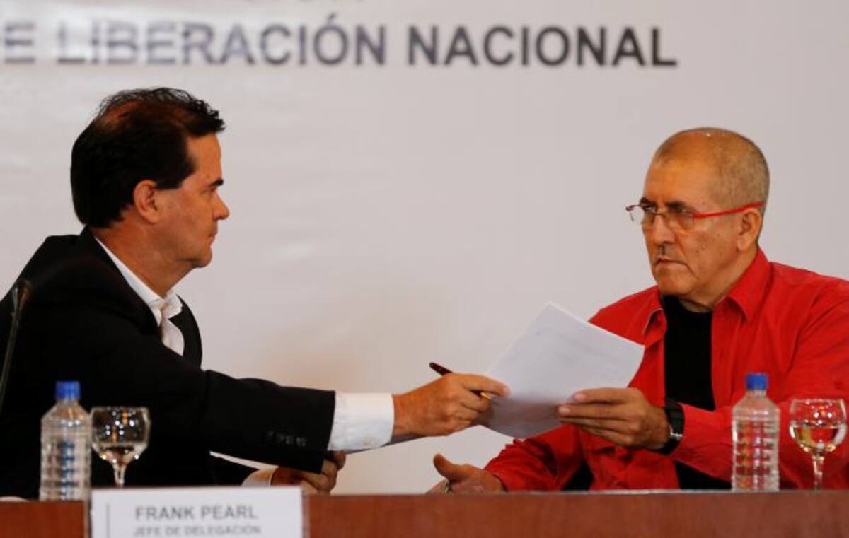 El jefe de la delegación del Gobierno, Frank Pearl y el jefe de la delegación del Eln, Antonio García. FOTO: AP