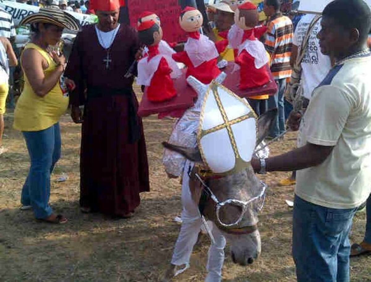 Ni el Papa se salvó del disfraz en el Festival del Burro.