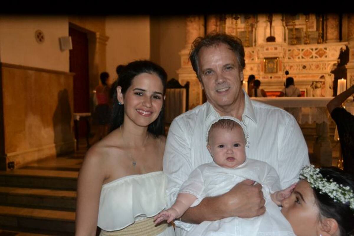 Valerie Juliao de Kruse y Andrus Kruse, quien carga a la pequeña Emily.