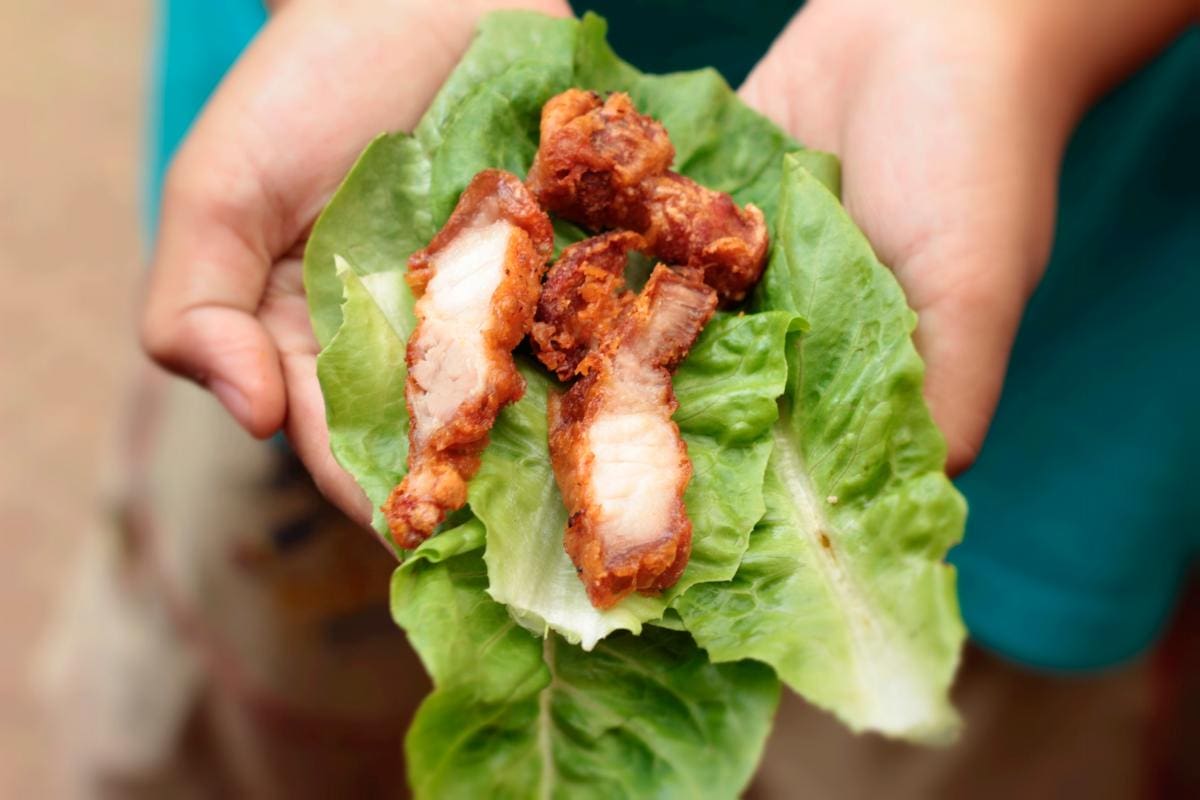 El chicharrón de cerdo es más saludable que la zanahoria y la espinaca: estudio