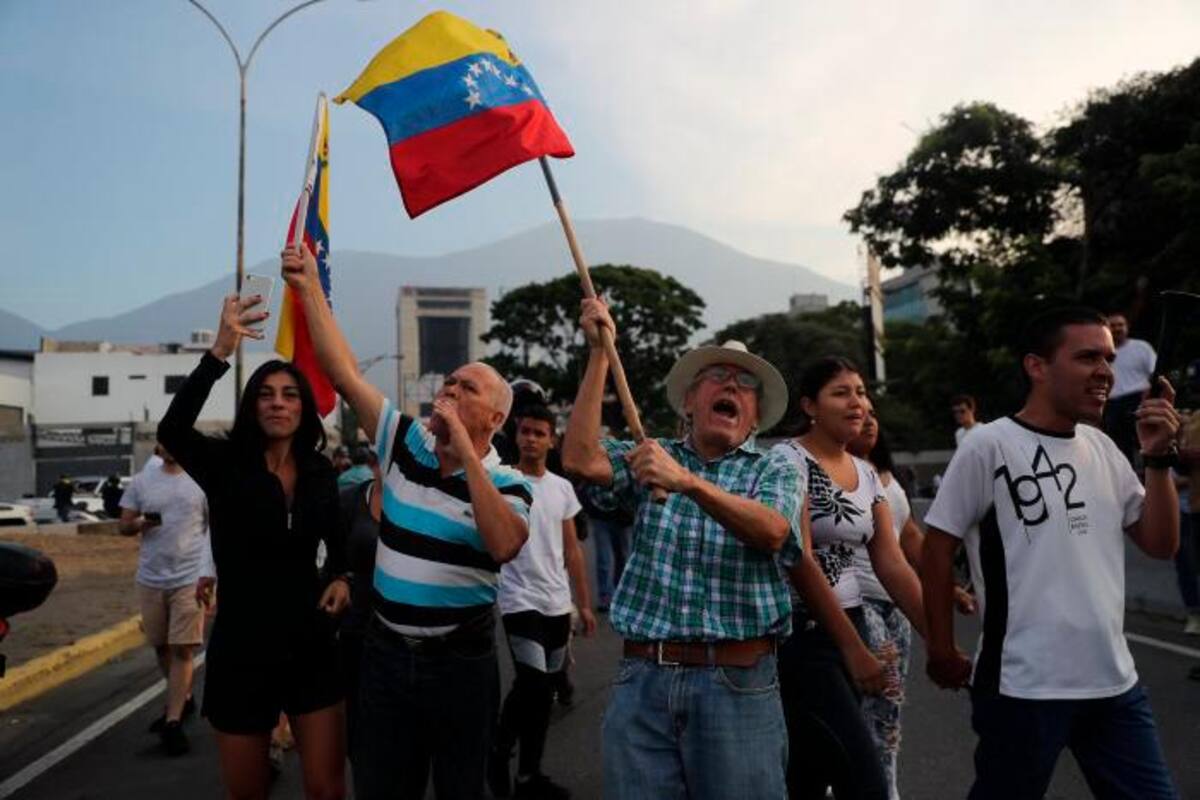 Centenares de venezolanos se desbocan a las calles de Caracas en apoyo a Guaidó