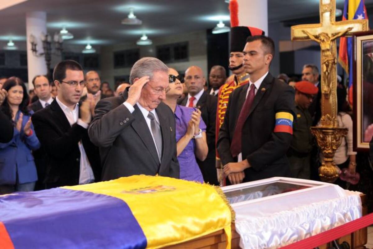"Yo regresé seguro, muy seguro de que los nuevos dirigentes van a tener éxito, como ellos mismos dijeron y como dijo (Nicolás) Maduro en la despedida del duelo. Fueron educados por Chávez, los enseñó a reinterpretar la historia", dijo Raúl Castro. AFP PRESIDENCIA