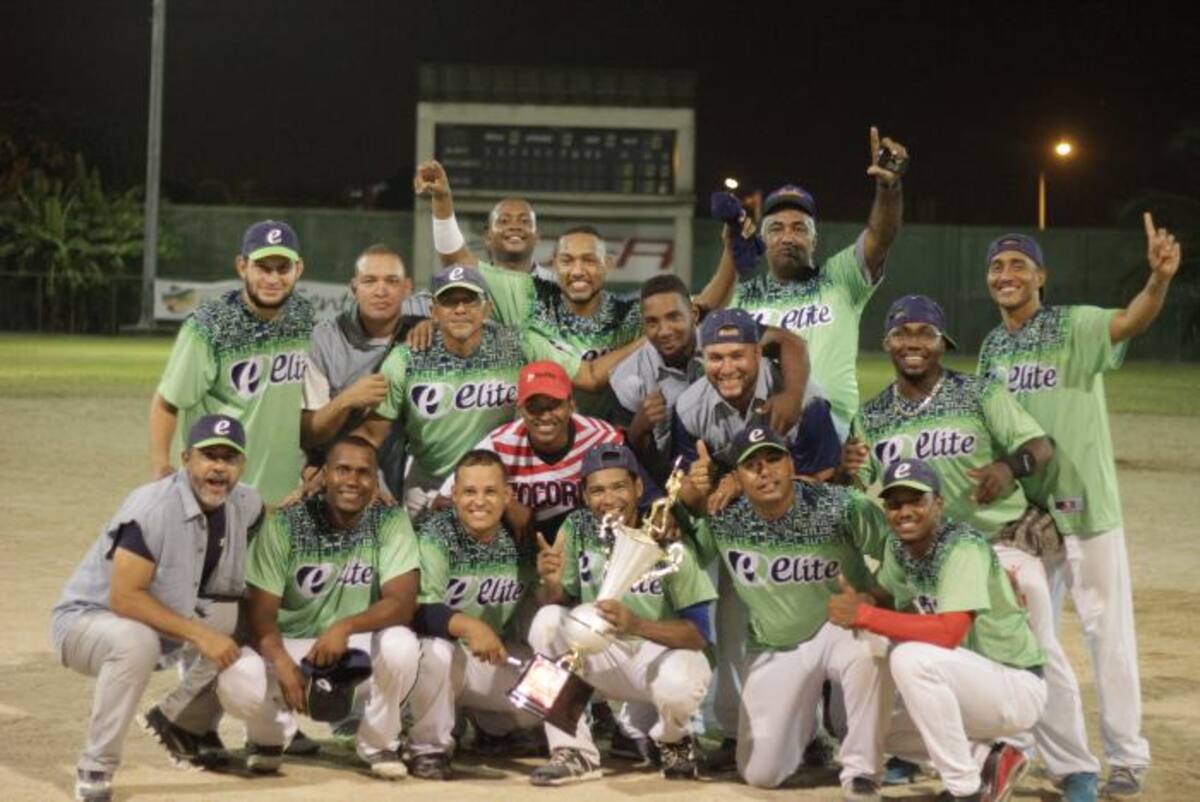Los jugadores del equipo Élite festejaron la conquista de su primer título en el Departamental de Sóftbol de Bolívar 2017. NAYIB GAVIRIA EL UNIVERSAL