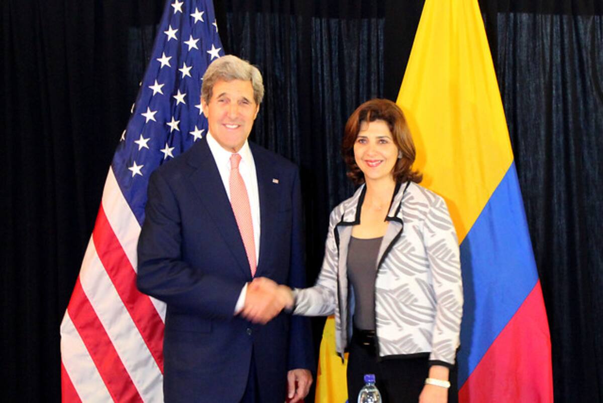 El secretario de Estado de Estados Unidos, John Kerry, y la ministra de Relaciones Exteriores de Colombia, María Ángela Holguín. COLPRENSA