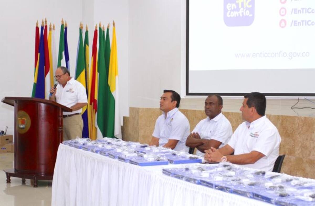 Entregada de tabletas a docentes de Bolívar. Cortesía