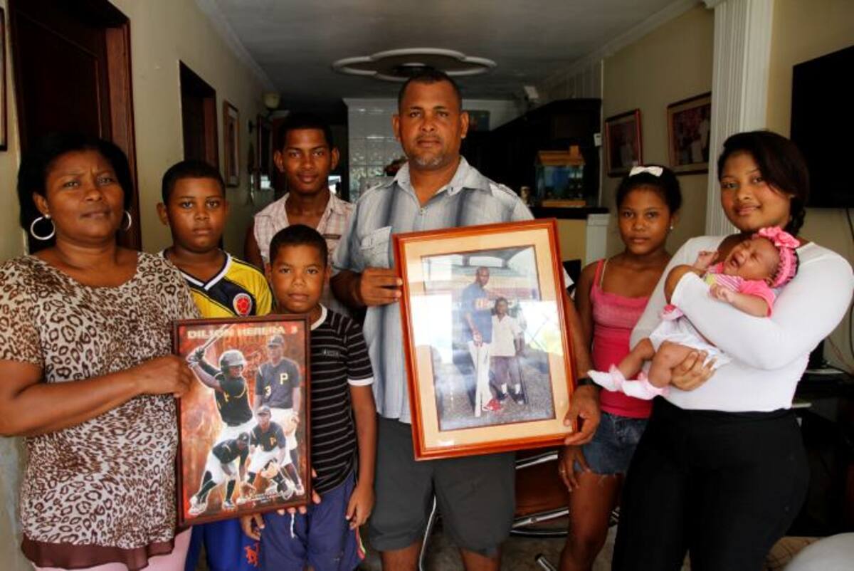 la felicidad de la familia Herrera García se palpa en toda la casa, en el barrio Las Gaviotas. Sus padres José y Marelvis muestran con orgullo los cuadros donde aparece el talentoso Dilson Herrera LUIS EDUARDO HERRÁN EL UNIVERSAL