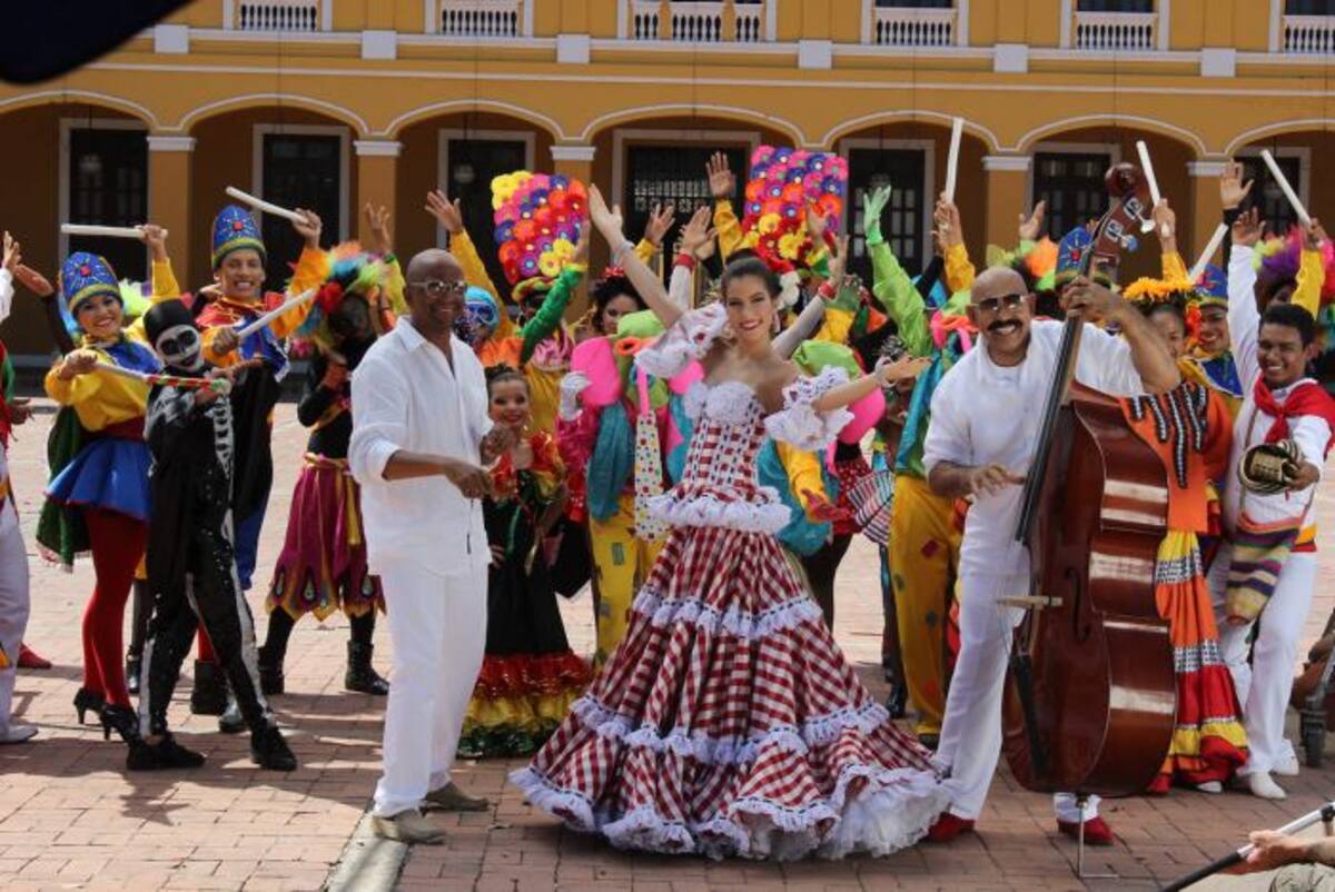 Óscar D'León con la reina del Carnaval de Barranquilla. Q'HUBO BARRANQUILLA