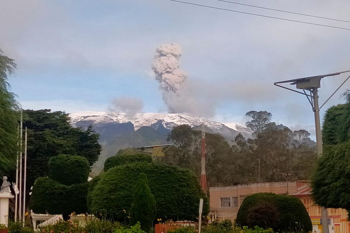 Continúa alerta: Nevado del Ruiz amaneció con gran columna de humo