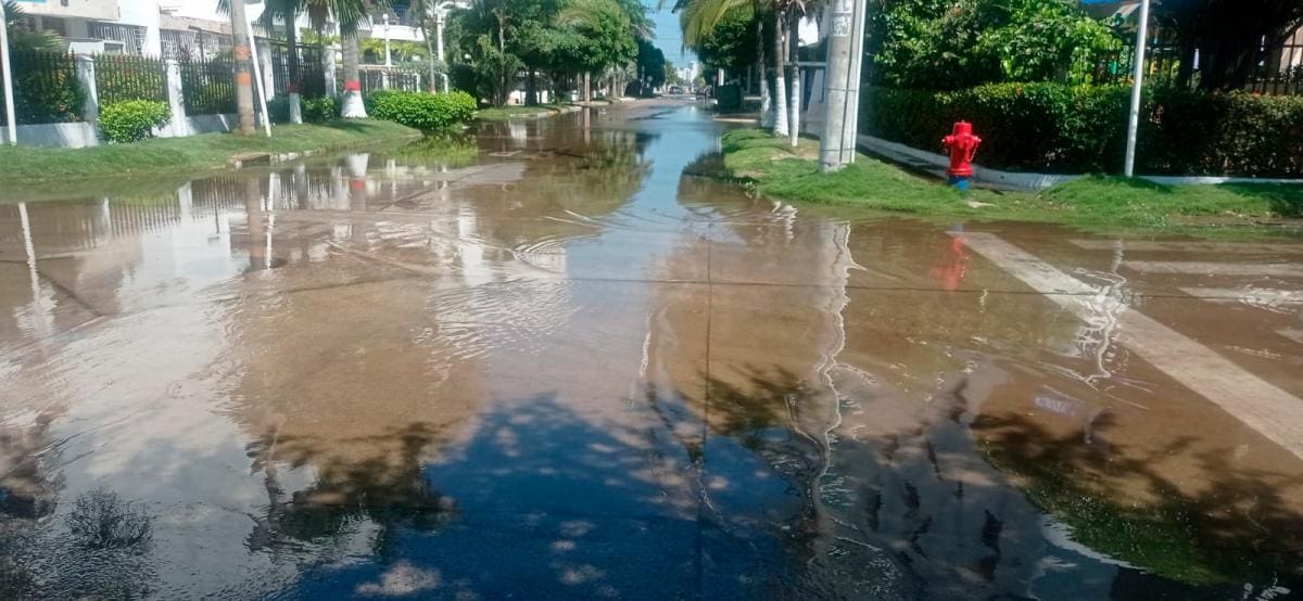 La comunidad espera una respuesta rápida y efectiva por parte de la empresa encargada de la gestión del agua en la ciudad.