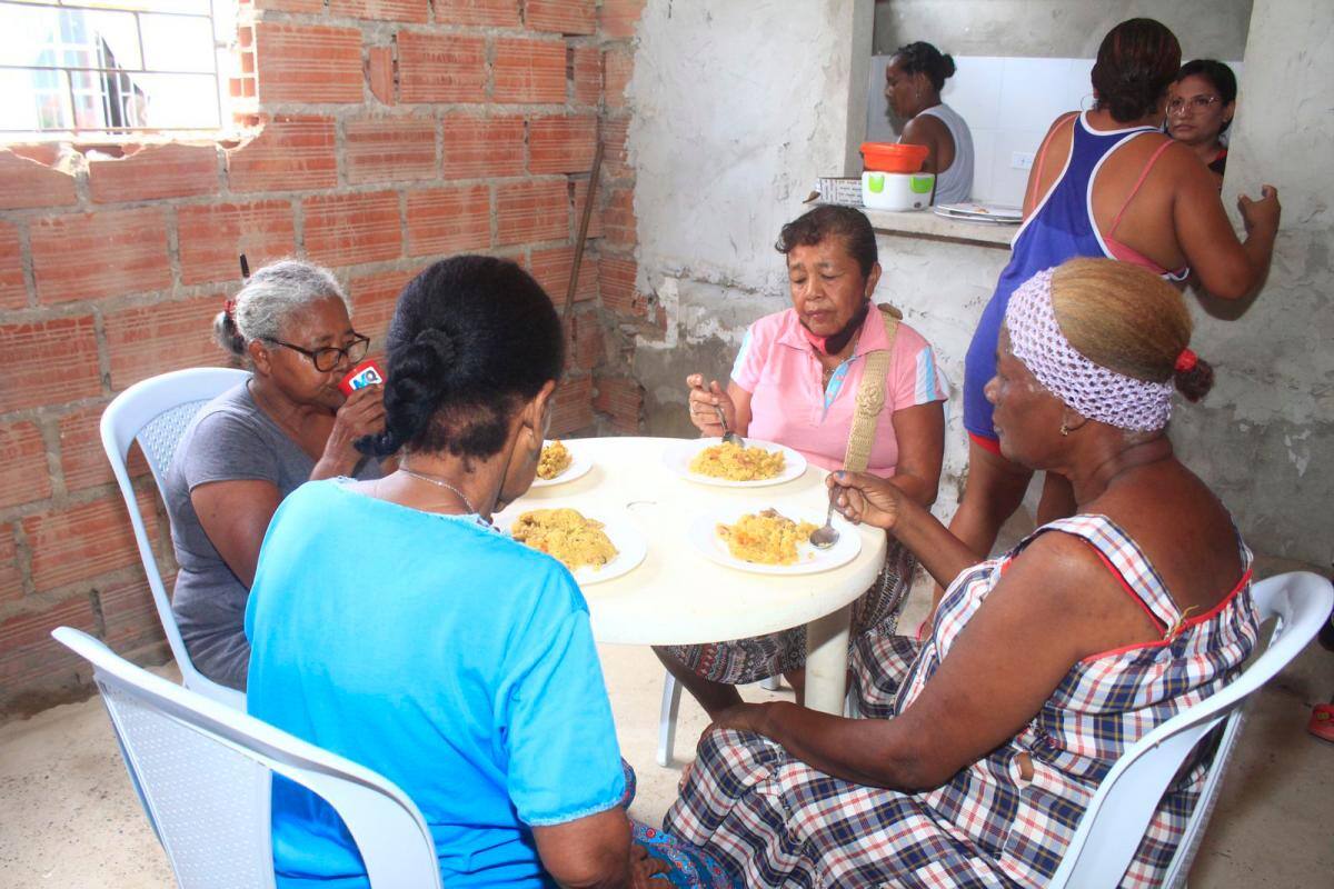 Niños y adultos mayores tienen sede para recibir alimentos gratis en Boston