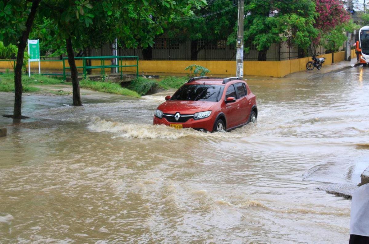 Vehículos particulares se aventuran a transitar el arroyo de la carrera 81, en San Fernando. //Julio Castaño - El Universal
