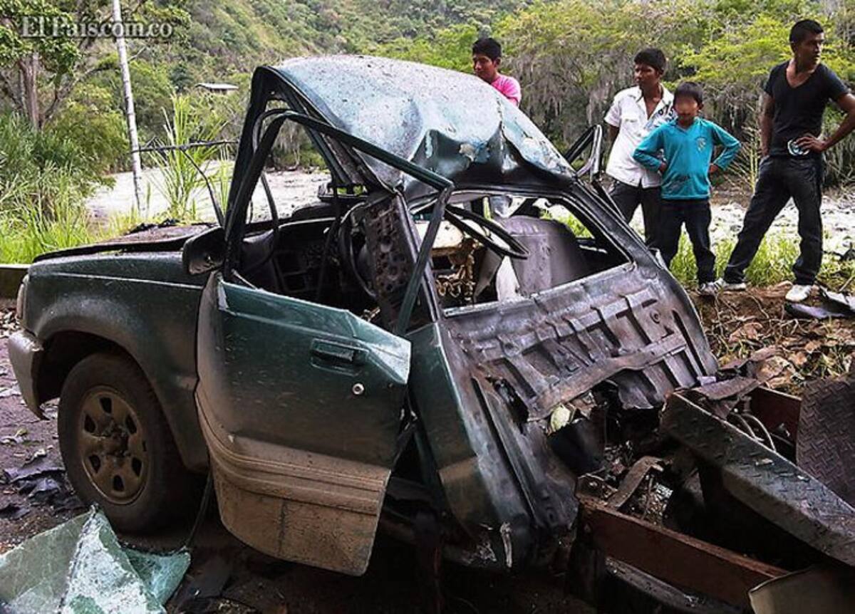 Las Farc detonaron un vehículo cargado con explosivos a escasos metros de un retén militar. El ataque del grupo subversivo causó la muerte de un civil y un soldado. COLPRENSA