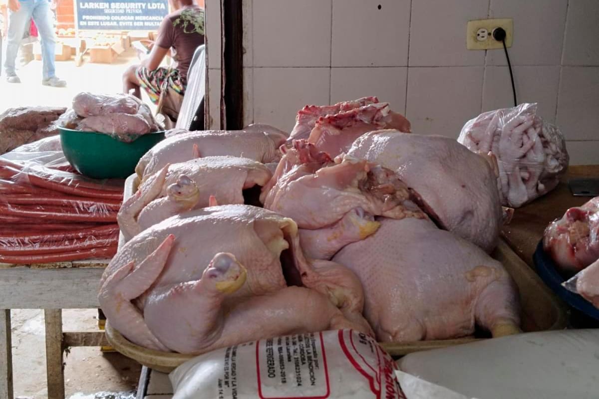 Pollo, carne y otros productos bajarían de precio tras la caída del dólar