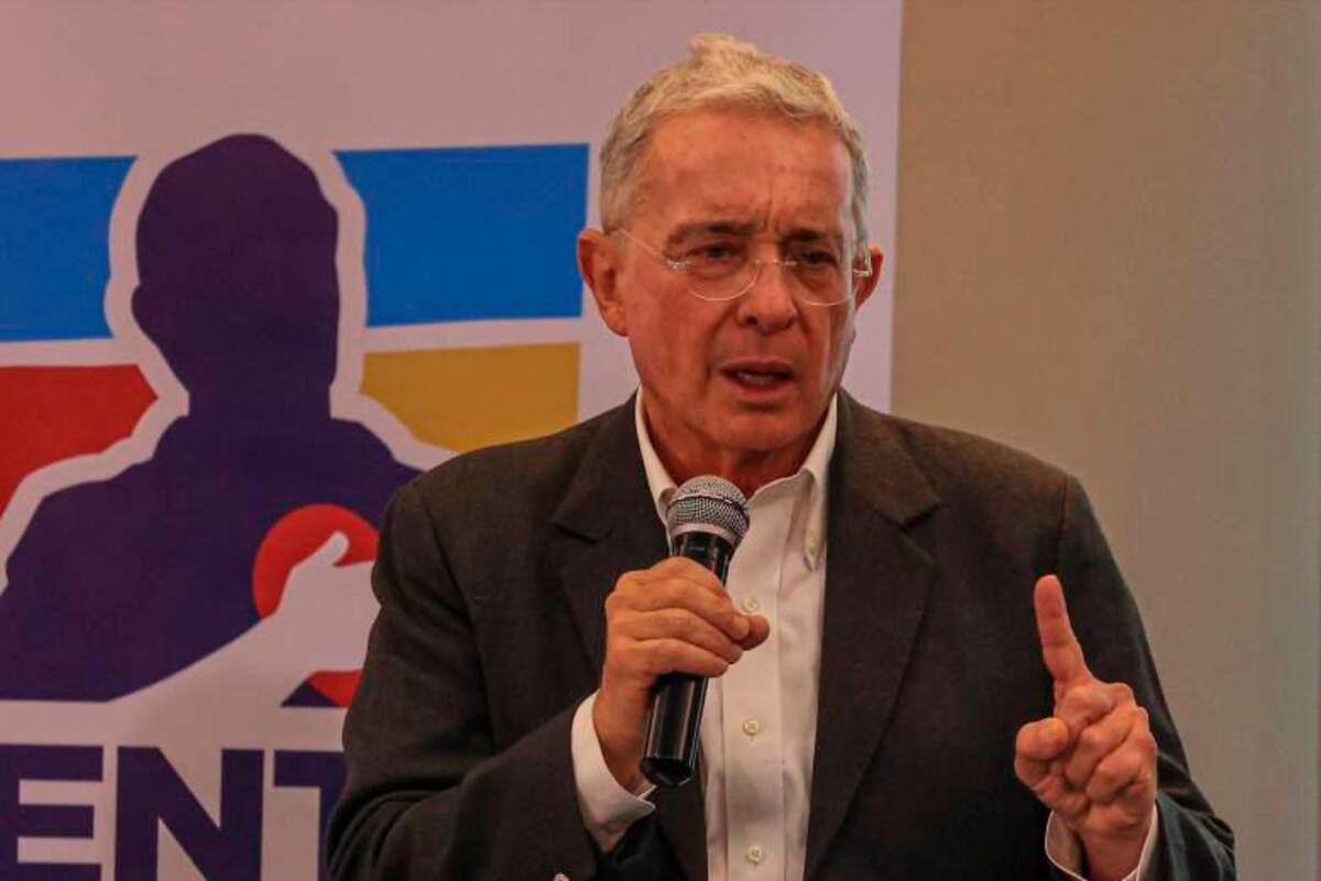 Fiscal de Argentina abre investigación contra Álvaro Uribe
