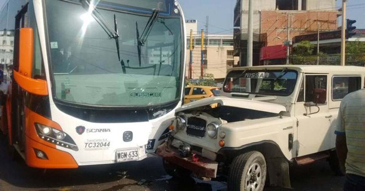 Busetón Jeep colectivo choca con busetón de Transcaribe en la Bomba El Amparo ...