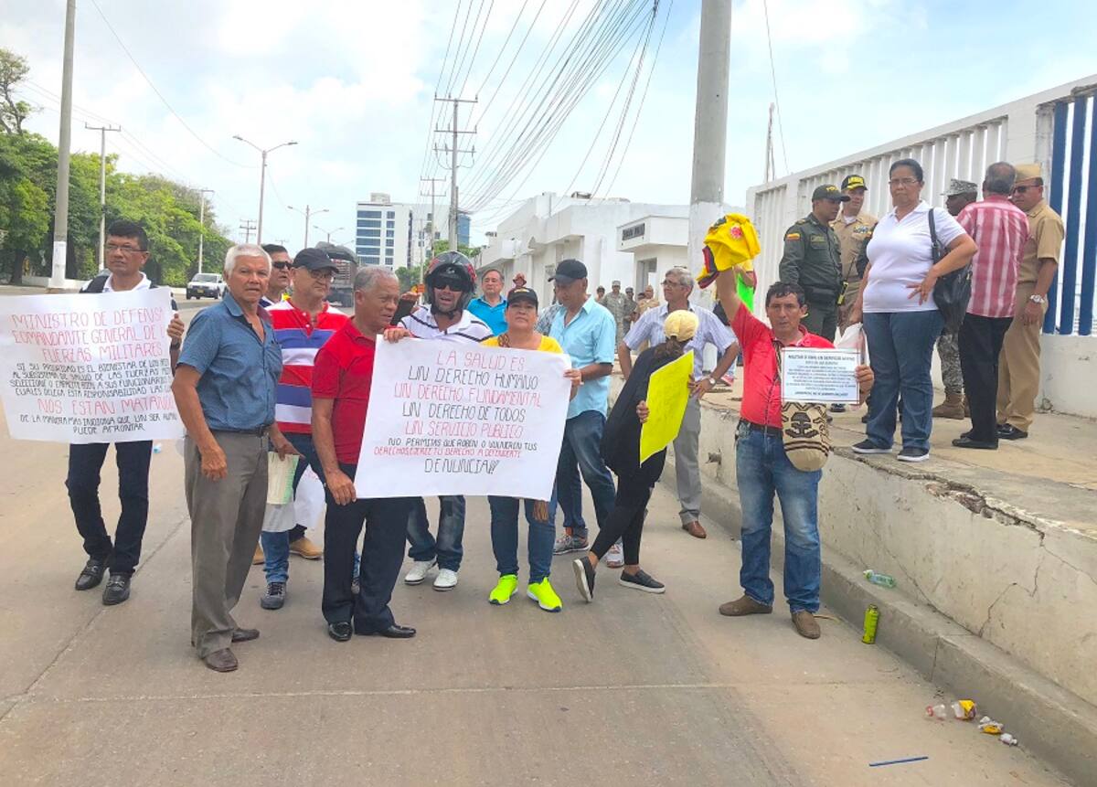 Beneficiarios y miembros de la reserva activa de las Fuerzas Militares de Colombia, realizaron este viernes un plantón en frente de la sede de la Escuela Naval de Sub Oficiales ‘ARC Barranquilla’ El Universal