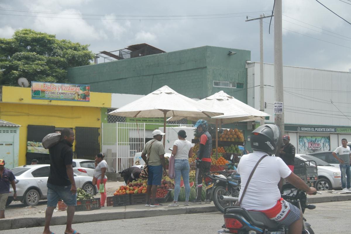 Las ventas ambulantes se han apoderado de los senderos peatonales.