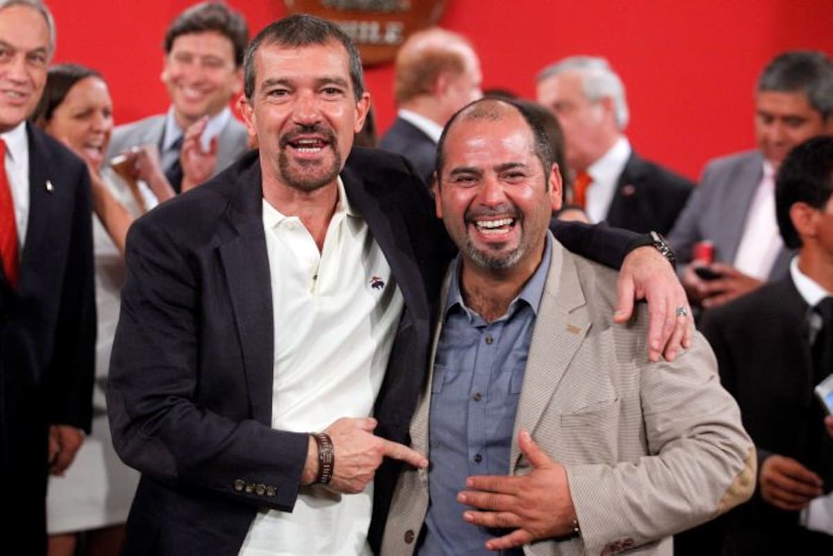 Antonio Banderas junto al minero rescatado Mario Sepulveda. AFP