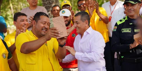 Alcaldía de Cartagena entrega equipos a taxistas para frenar delitos