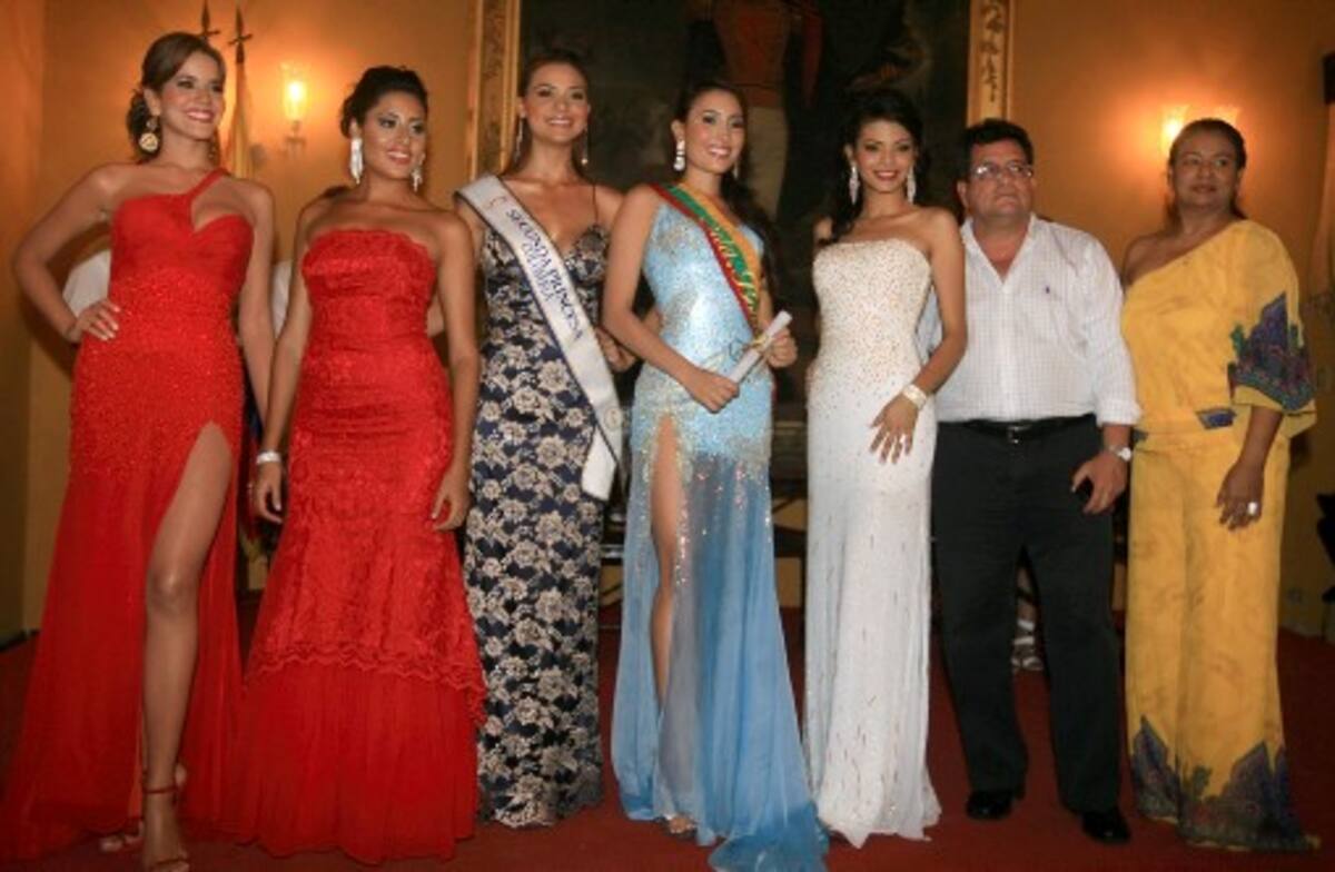 Laura De León, Natali Zagarra, la segunda princesa nacional, Tatiana Nájera, la Señorita Bolívar 2011, Roxana Fortich, Olga Salas, el gobernador, Alberto Bernal y señora Patricia de Bernal.