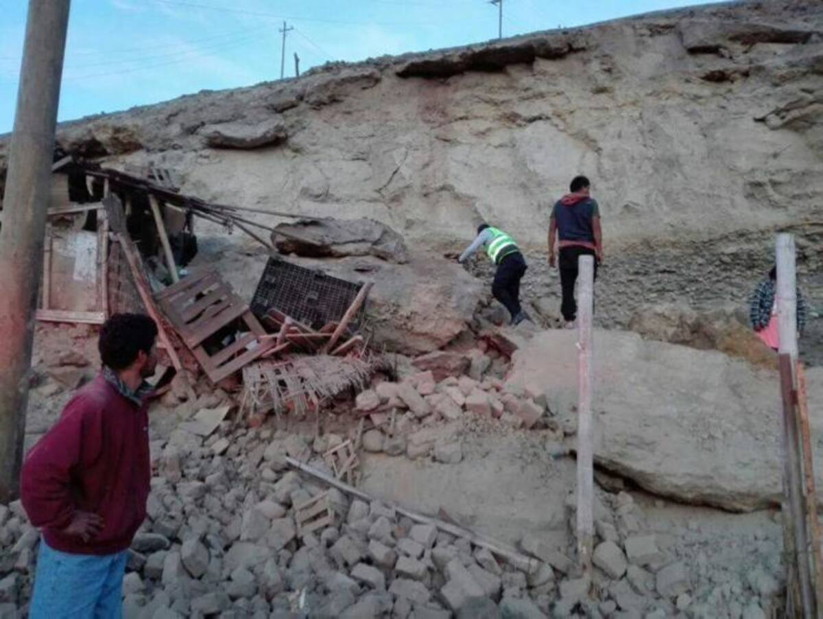 Fotografía cedida por la Agencia Andina que muestra el rescate de una de las víctimas del terremoto de 6.8 grados. EFE.