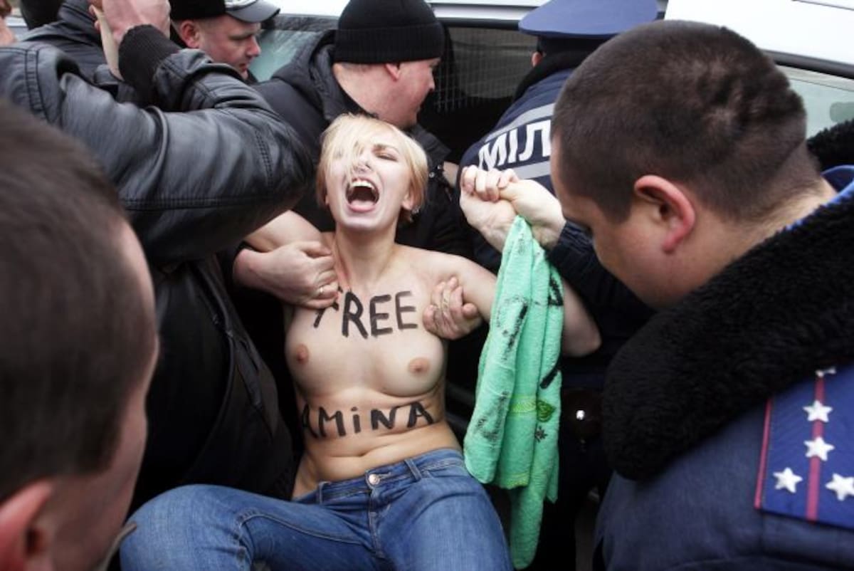 Las militantes del grupo feminista Femen protestaron contra el islamismo con una manera muy particular: mostrando sus senos. La protesta fue repelida por la policía.