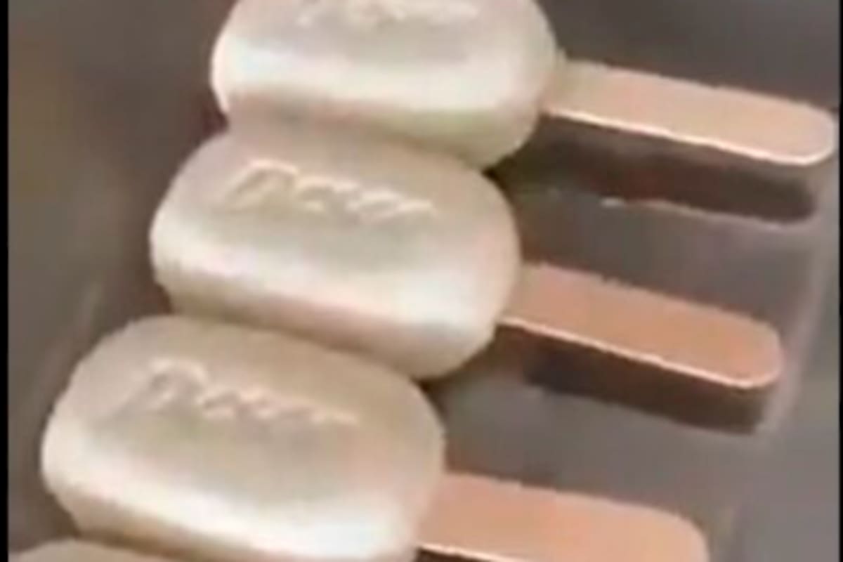 Piden sanción para influencer que les dio paletas de jabón a ancianos