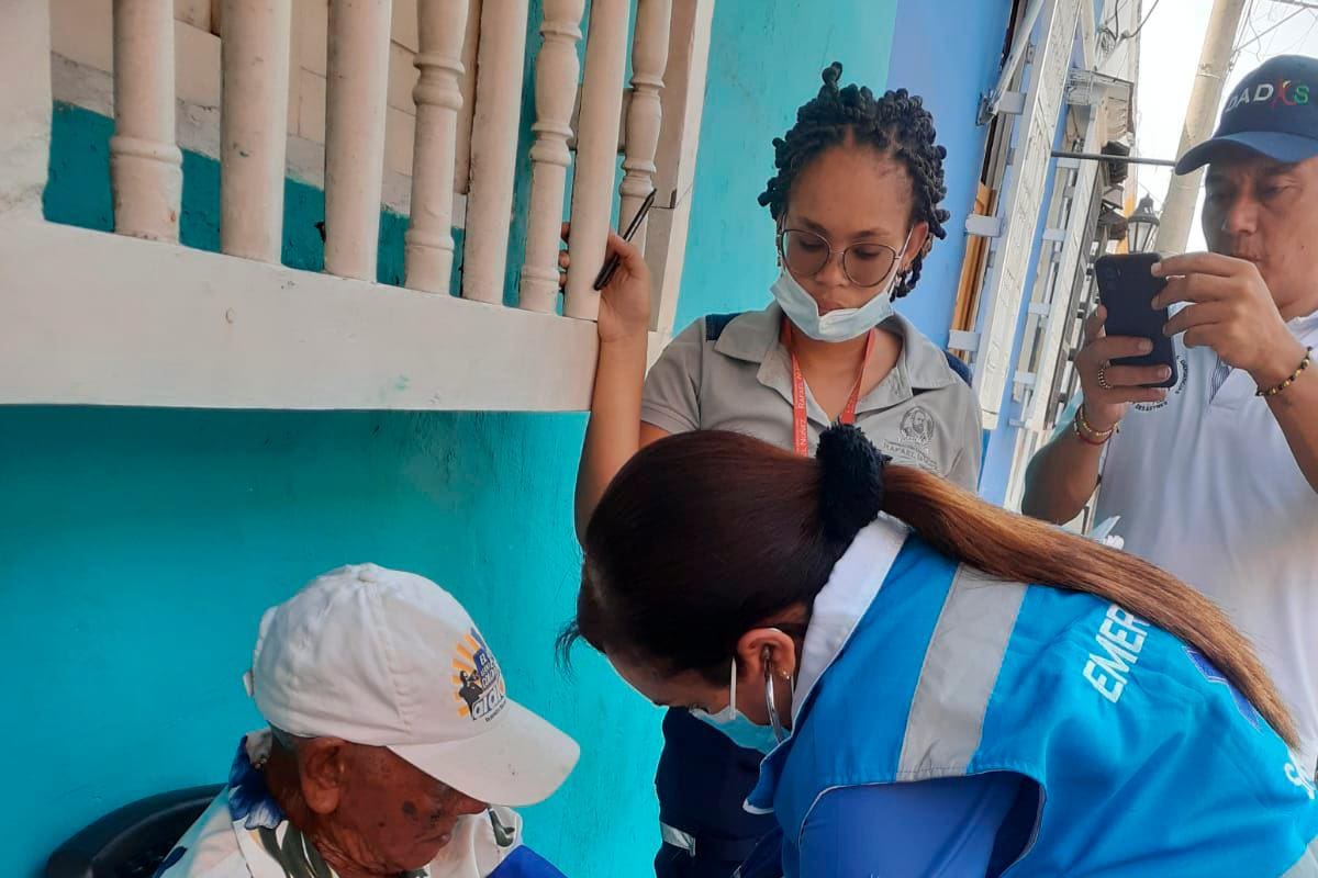 Plan Titán y Dadis brindan asistencia a adulto mayor enfermo, de 89 años