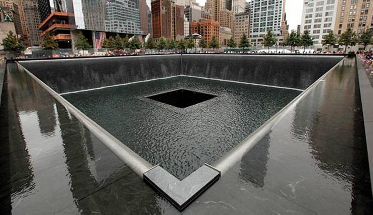 Piscinas en el área donde se erigía una de las torres gemelas, alimentada por caídas de agua continuas en su perímetro interno y en la orilla, los nombres de las víctimas del 11 de septiembre.