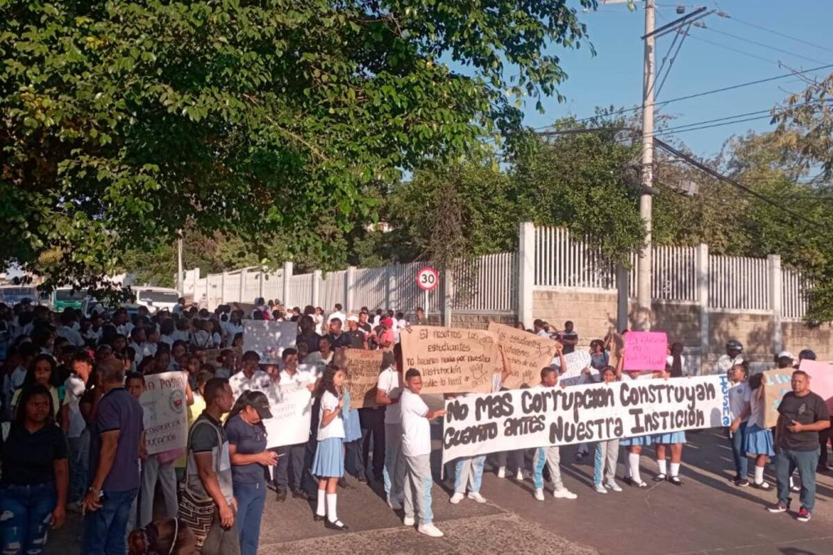 “Construyan ya nuestra institución”: así fue la protesta del colegio Santa María