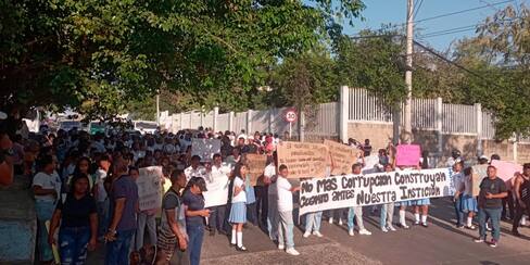 “Construyan ya nuestra institución”: así fue la protesta del colegio Santa María
