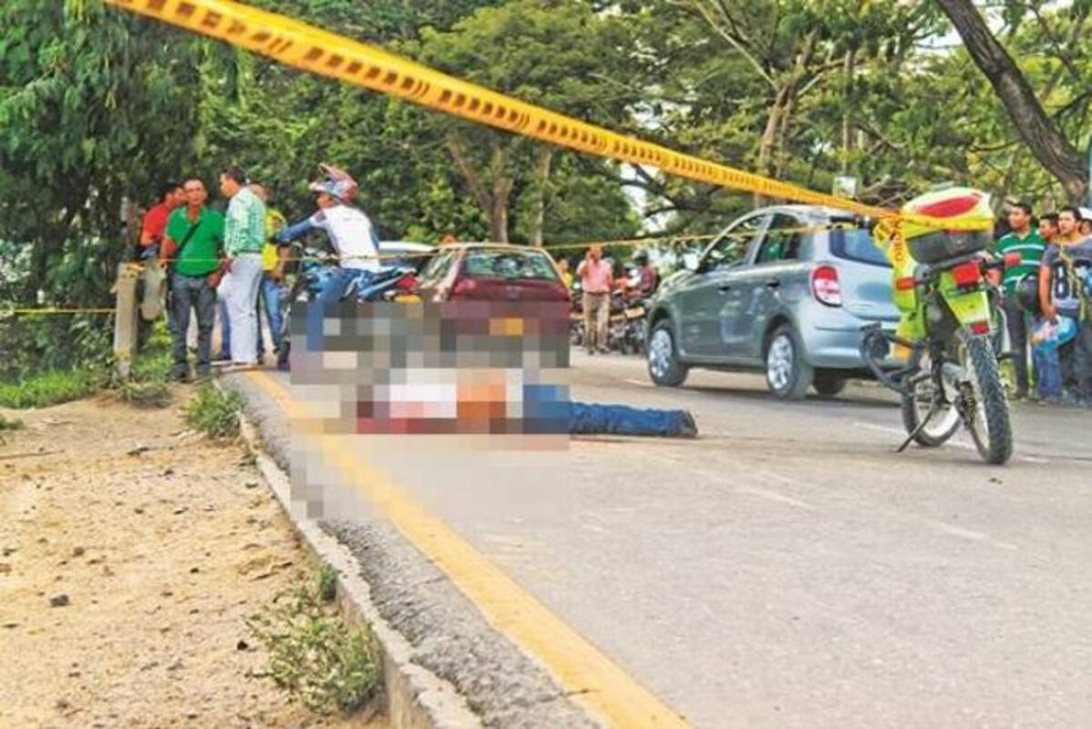 La víctima del atraco persiguió, en su carro, a los delincuentes hasta embestirlos. Uno de los ladrones murió.